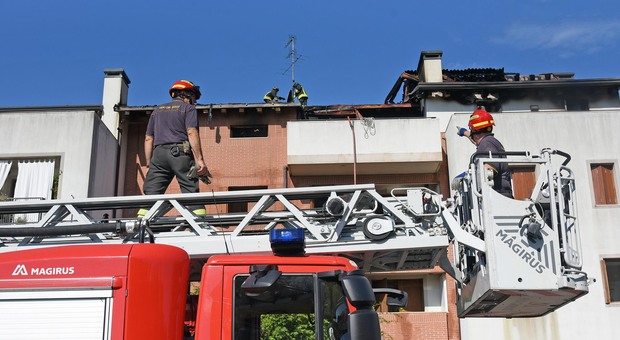 Le operazioni dei vigili del fuoco nella palazzina di Villorba andata a fuoco giovedì sera
