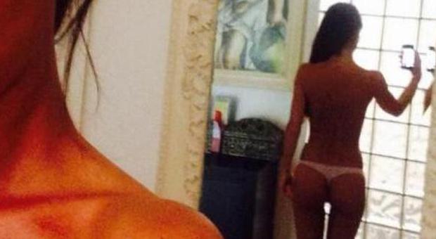 Antonella Mosetti, supersexy su Twitter: selfie in topless e lato B perfetto