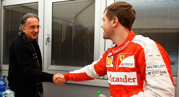 Sergio Marchionne stringe la mano a Sebastian Vettel