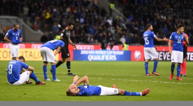 Italia, giocatori in lacrime sul prato dello stadio Meazza