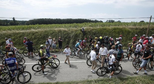 Tour de France, protesta dei contadini blocca la sedicesima tappa: la polizia fa riprendere la corsa