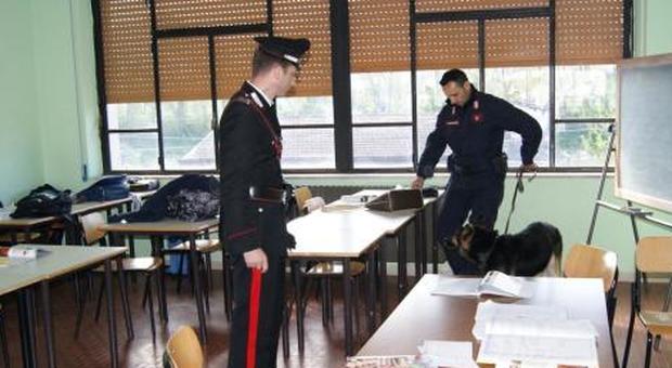 Studente ripreso dal prof in classe: «Mi sto facendo uno spinello», chiamati i carabinieri