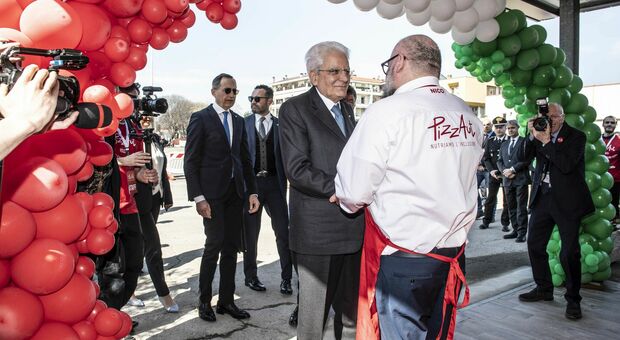 Monza, Sergio Mattarella inaugura la Pizzeria PizzAut gestita da ragazzi autistici: «Sono uno di voi»