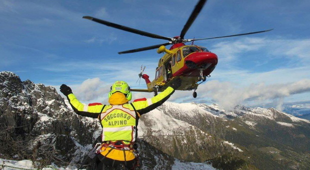 L'elicottero del Suem 118 in volo durante un intervento di soccorso
