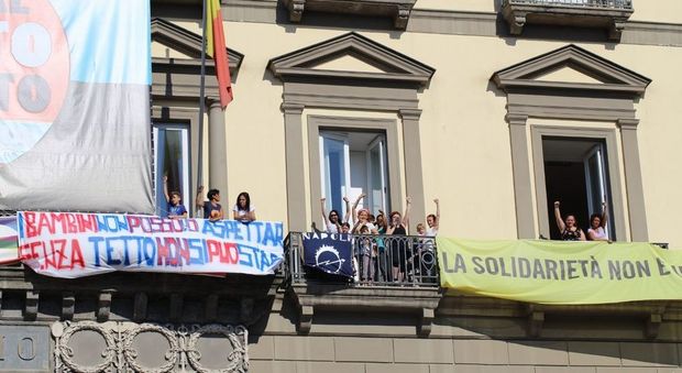 Emergenza abitativa a Napoli, donne e bambini di piazza Miraglia occupano Palazzo San Giacomo