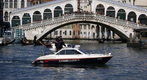 Taxi acqueo e licenza erano abusivi: scatta il sequestro dei carabinieri