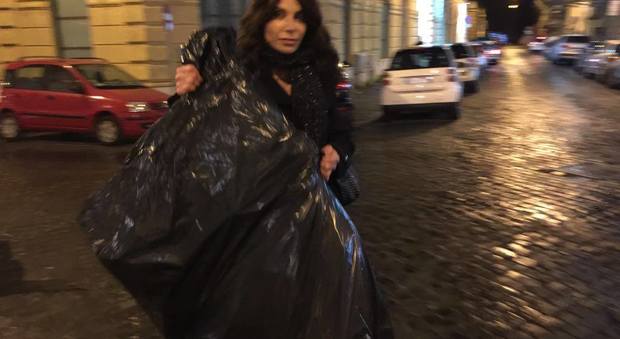 immagine Carmen Di Pietro, tacco 12 per buttare la spazzatura