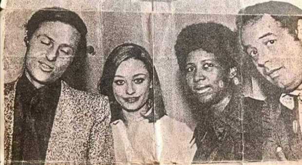 Arbore, Boncompagni e Raffaella Carrà in una foto "con una loro amica di colore". Conosciuta in tutto il mondo