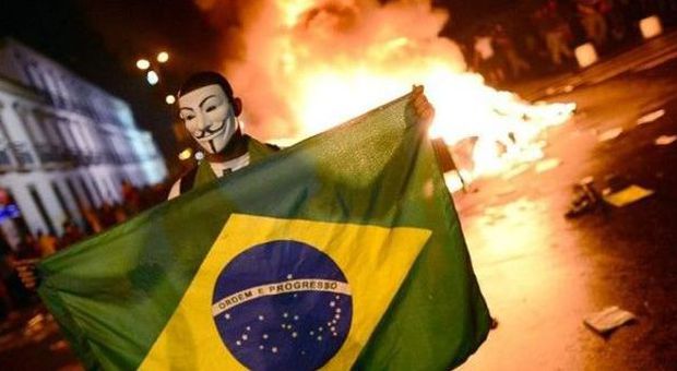 Mondiali, incendiata copia Coppa nella città ritiro del Brasile