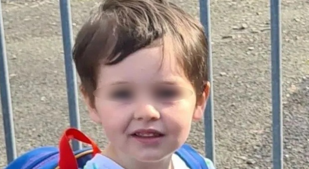 Bambino di 4 anni muore annegato nello stagno: stava giocando insieme ai fratelli. «La mamma si è addormentata»