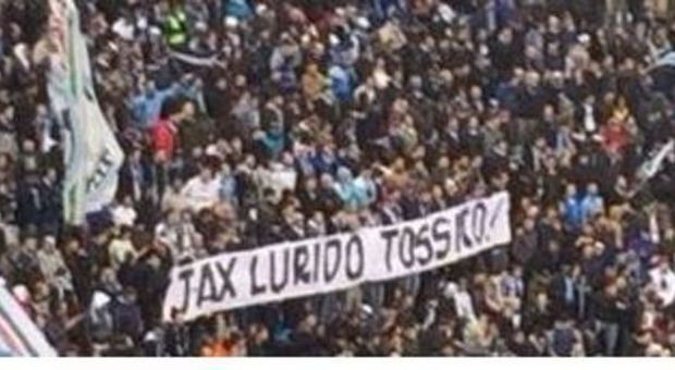 Gaffe di J-Ax su Lazio e scudetto, gli ultrà rispondono con uno striscione allo stadio