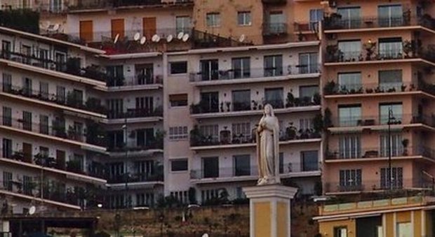 Case abusive a Napoli, prime 42 acquisite al patrimonio comunale