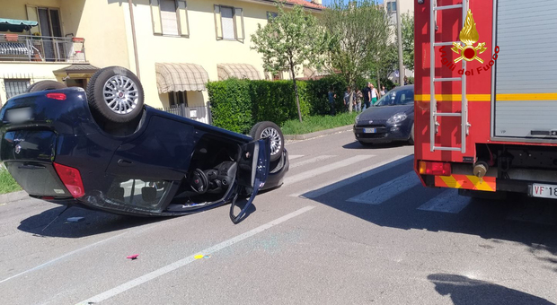 Scontro tra auto a Marghera, una si capovolge: sei feriti