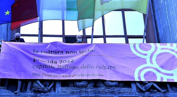 Procida 2022 capitale italiana della cultura, lo striscione della Città metropolitana di Napoli