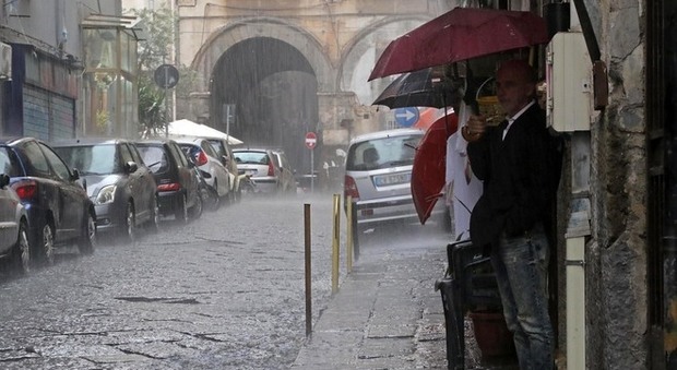 Allerta meteo a Napoli, torna il maltempo: 24 ore di pioggia dalle 20