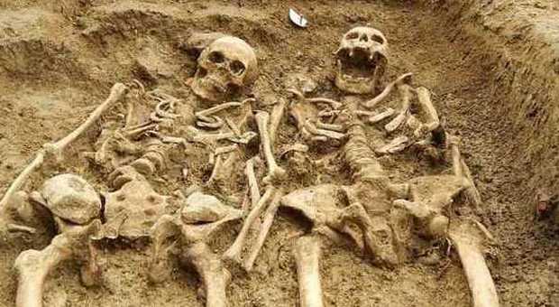 Gli scheletri che si tengono per mano: un amore lungo 700 anni
