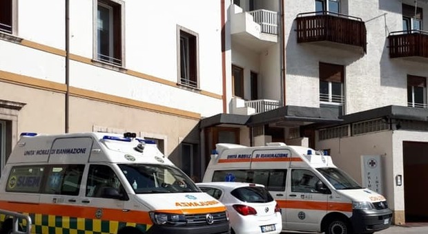 Ambulanze fuori dall'ospedale di Auronzo
