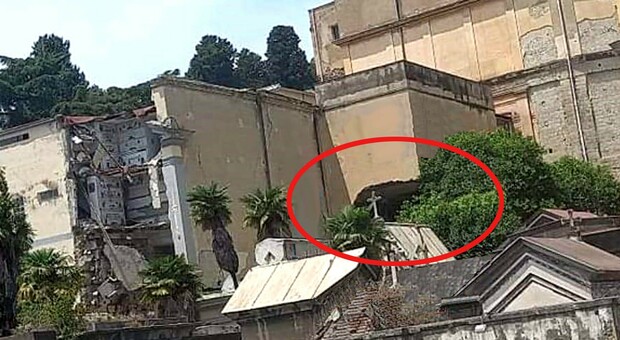 Napoli, crollato un altro pezzo del cimitero di Poggioreale: vertice per la messa in sicurezza