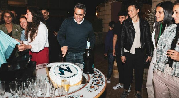 Alessandro Maiello taglia la torta del Napoli