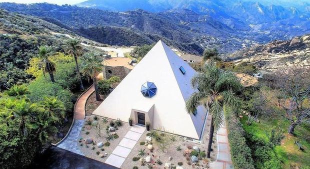 immagine La casa piramide: vita da faraoni in California