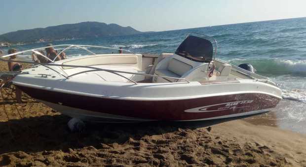 Barca rubata a Salerno arriva senza conducente a Castellabate