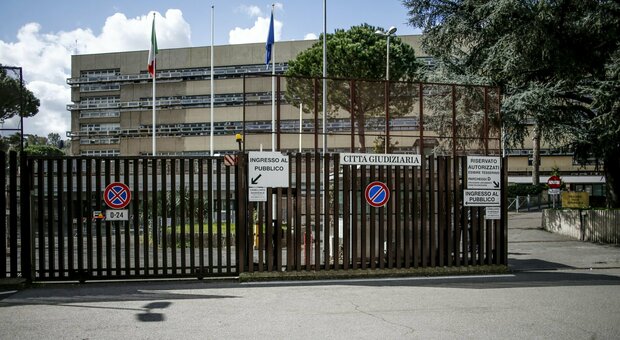 Praticante avvocato e stalker a processo anche per violenza sessuale. Il pm: «Incapace di controllo»