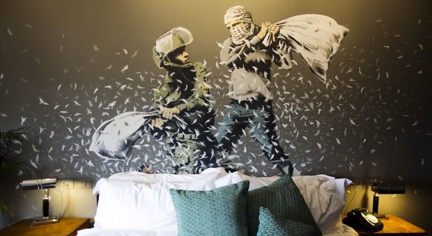 Banksy apre un hotel in Cisgiordania con «vista sul muro» di separazione con Israele