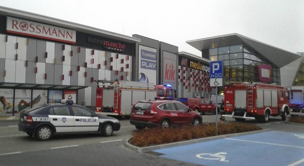 Polonia, accoltella 8 persone in un centro commerciale: morta una donna, sette feriti