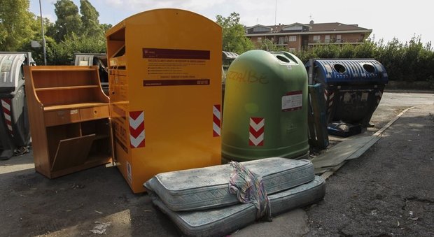 Rifiuti, governo in campo per l'emergenza a Roma: dall'Ambiente "cabina di regia" anti-crisi