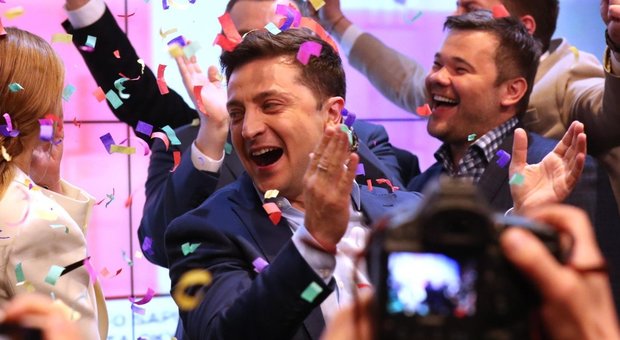 Ucraina, il comico Zelensky è il nuovo presidente con il 73% dei voti. Poroshenko: non abbandono la politica