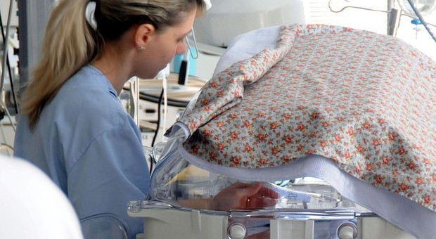 Mancano infermieri in pediatria, il richio di morte per i bimbi aumenta del 25%