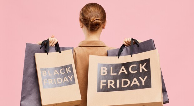 Black Friday, il rischio è lo shopping compulsivo: le regole per gestire al meglio le spese