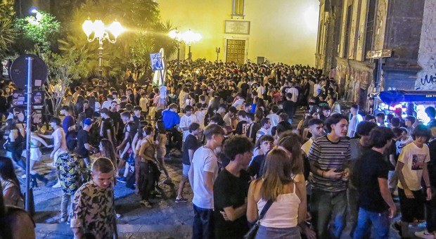 Le notti di caos e disagi nel centro storico dove nel weekend arrivano migliaia di giovani