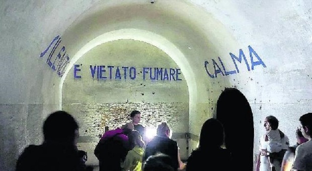 I visitatori nella galleria scavata sotto la città di Belluno nel 1943