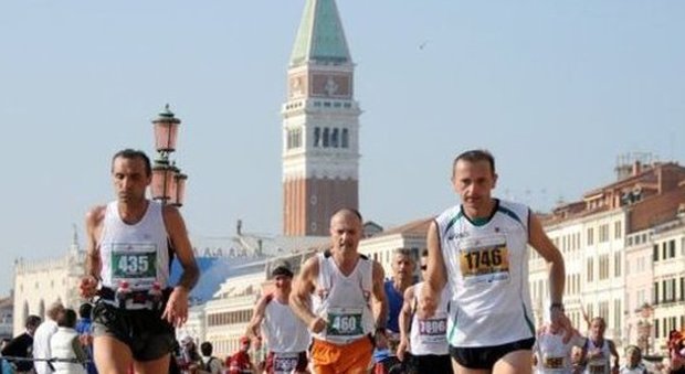 Charity program, Maratona solidale per 23 onlus con Zanardi e Versace come testimonial