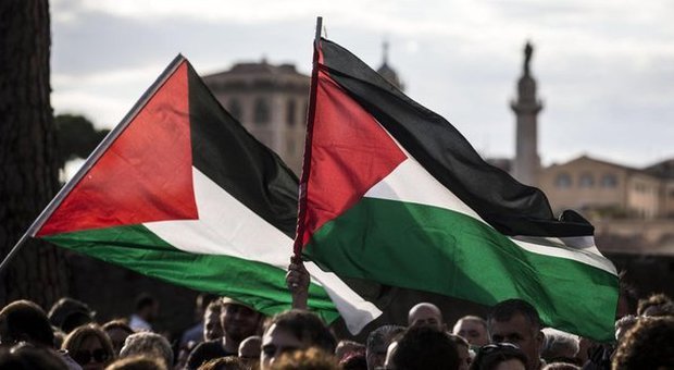 Corteo pro-Palestina sfila ai Fori Imperiali e si conclude al Colosseo