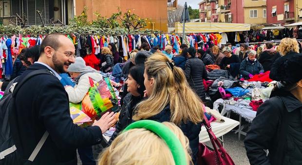 Elezioni suppletive a Napoli, Napolitano al mercato di via del Cassano: «Periferie abbandonate»