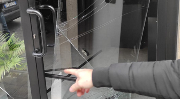 A Bari vetrine distrutte e furti nei negozi, l'allarme dei commercianti: «Abbiamo paura»