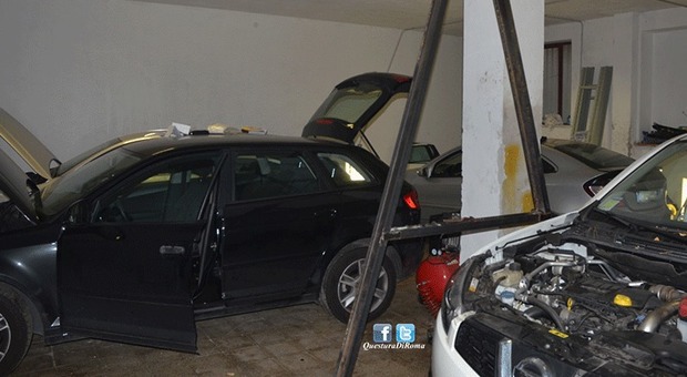 Roma, scovato il deposito delle auto rubate e smontate: tre arresti