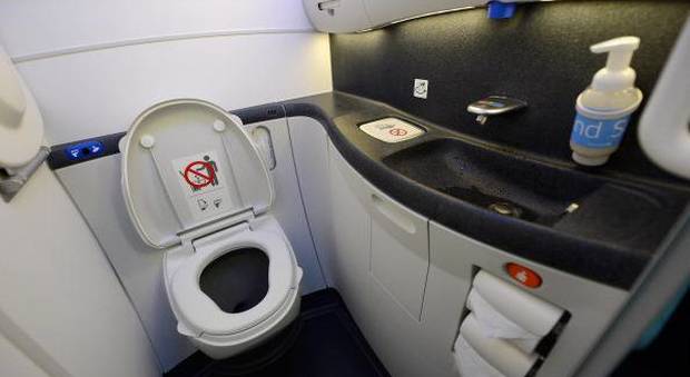"Vietato scaricare le toilette in volo": multa di 700 euro