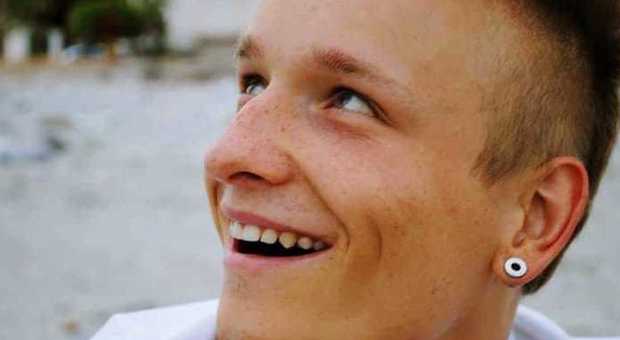 Alessio, trovato morto a 24 anni in una piscina di un resort: «Annegato», ma le cause non sono chiare