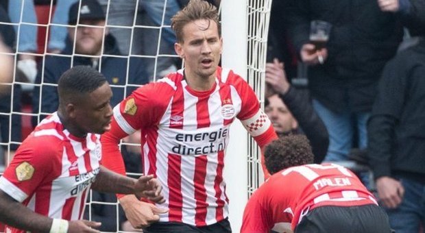 Eredivisie, il Psv vince contro il Den Haag e aggancia l'Ajax