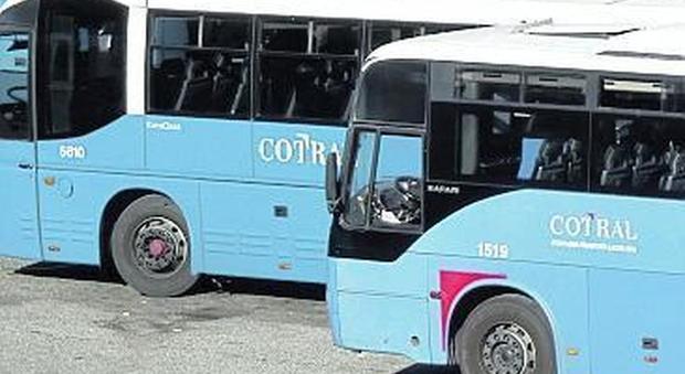 Tenta di accoltellare i controllori della Cotral sul bus. Straniero arrestato, è già libero