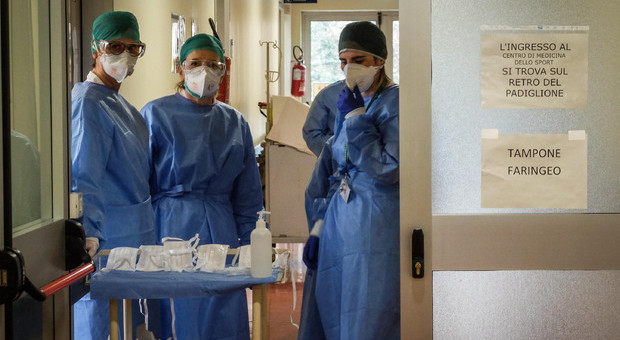 Il grido d'aiuto dei medici all'ospedale: «Camici finiti, utilizziamo i sacchi di plastica dell'immondizia»
