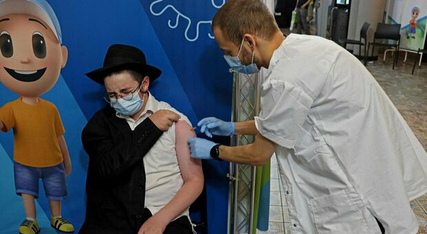 Vaccino, lo studio israeliano: «Protezione dall'infezione cala dopo 6 mesi»