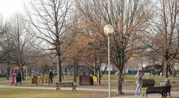 ​Atti osceni ​davanti ai bambini nel parco: denunciato il maniaco