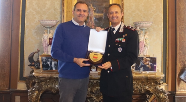 Napoli, de Magistris riceve il nuovo comandante dei carabinieri a Palazzo San Giacomo