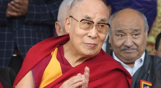 Il Dalai Lama in quarantena per precauzione. E l'Unione buddista italiana dona 3 milioni per l'emergenza