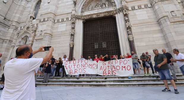 Napoli, blitz dei disoccupati dei Bros: in 30 occupano il Duomo