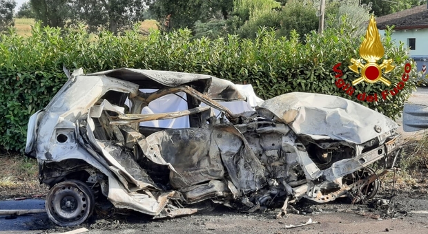 Spaventoso frontale sulla Statale: auto distrutte, due morti FOTO